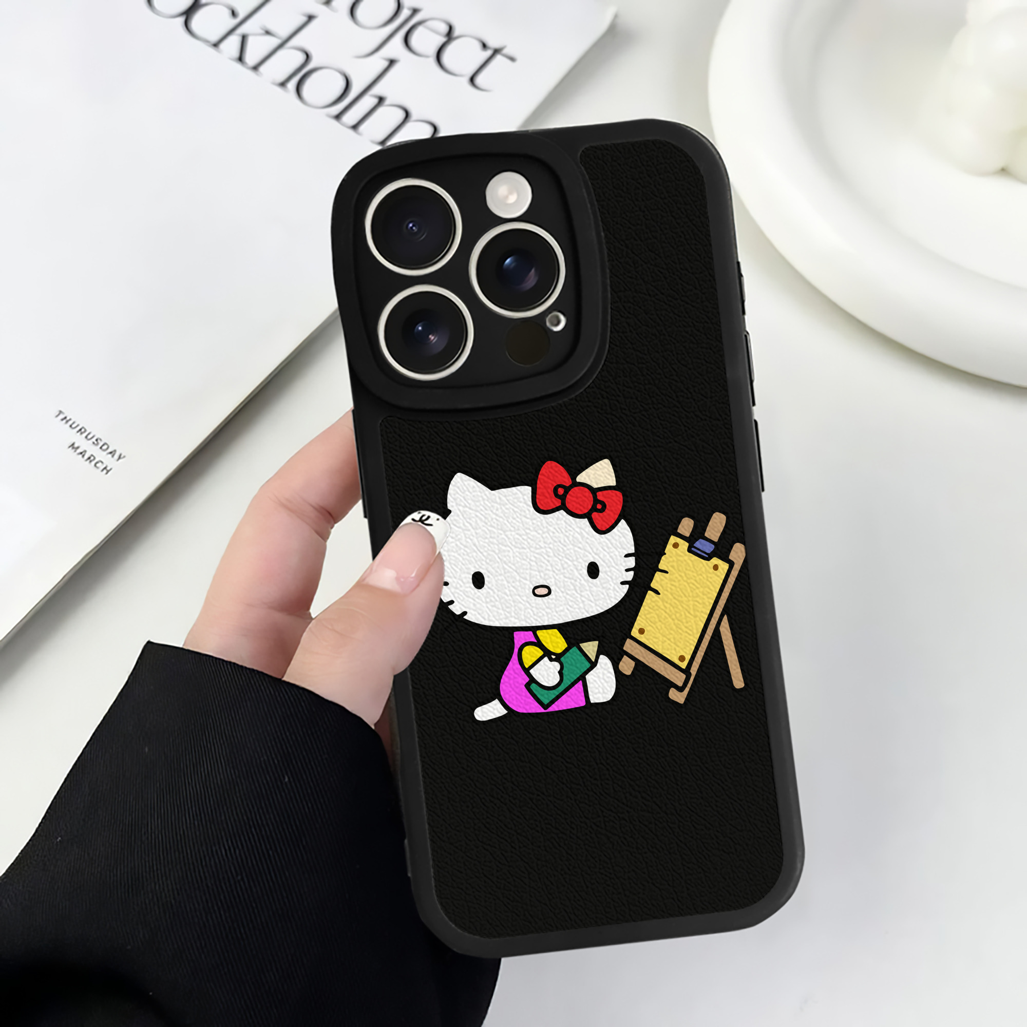 （画像用） Hello Kitty ハローキティ 【iPhone 16シリーズ対応】シリコンスマホケース（レザー調） 材質：シリコン